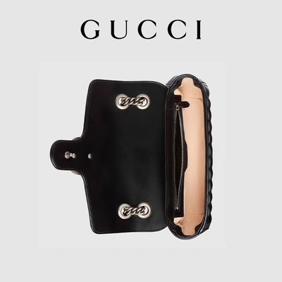 O GG de GUCCI marcou o saco de Bag Marmont Shoulder do mensageiro couro acolchoado pequeno