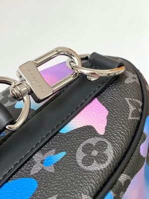 O eclipse do monograma do nascer do sol marcou a sala de Bag LV Keepall Bandoulière 25 do mensageiro com uma vista