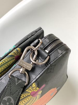 Os homens marcados unisex do monograma do trio do LV x YK ensacam a colaboração 3WAY do estilo da rua M46358