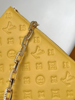 O monograma do girassol gravou sacos marcados feitos sob encomenda Coussin PM Louis Vuitton Puffy Lambskin