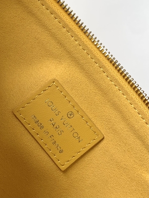 O monograma do girassol gravou sacos marcados feitos sob encomenda Coussin PM Louis Vuitton Puffy Lambskin