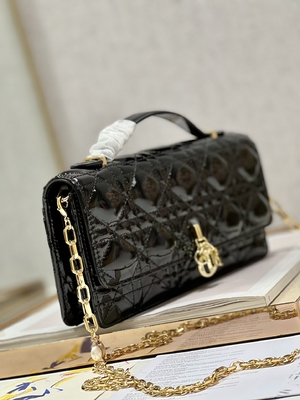 Preto marcado Flip Closure da senhora Dior Patent Clutch Small Pearl