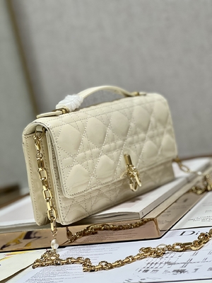Preto marcado Flip Closure da senhora Dior Patent Clutch Small Pearl
