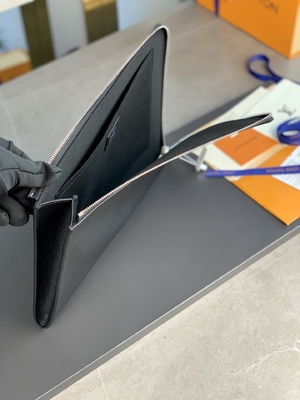 Couro do GM Cuir Taurillon de Louis Vuitton Pochette Jour do desenhista em umas bolsas Noir pretas