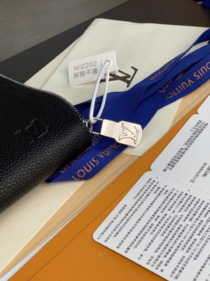Couro do GM Cuir Taurillon de Louis Vuitton Pochette Jour do desenhista em umas bolsas Noir pretas
