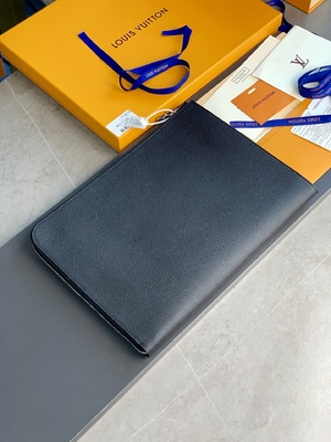 Couro do GM Cuir Taurillon de Louis Vuitton Pochette Jour do desenhista em umas bolsas Noir pretas