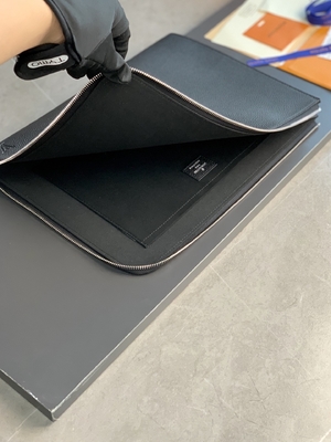 Couro do GM Cuir Taurillon de Louis Vuitton Pochette Jour do desenhista em umas bolsas Noir pretas
