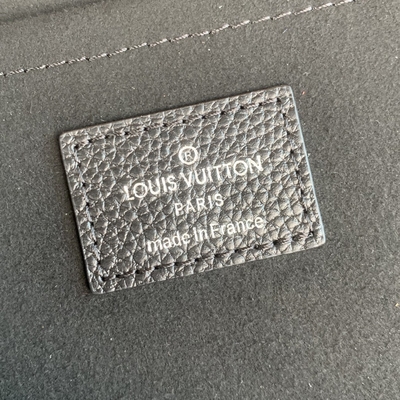 Couro do GM Cuir Taurillon de Louis Vuitton Pochette Jour do desenhista em umas bolsas Noir pretas