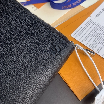 Couro do GM Cuir Taurillon de Louis Vuitton Pochette Jour do desenhista em umas bolsas Noir pretas