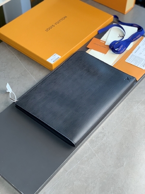 Couro do GM Cuir Taurillon de Louis Vuitton Pochette Jour do desenhista em umas bolsas Noir pretas