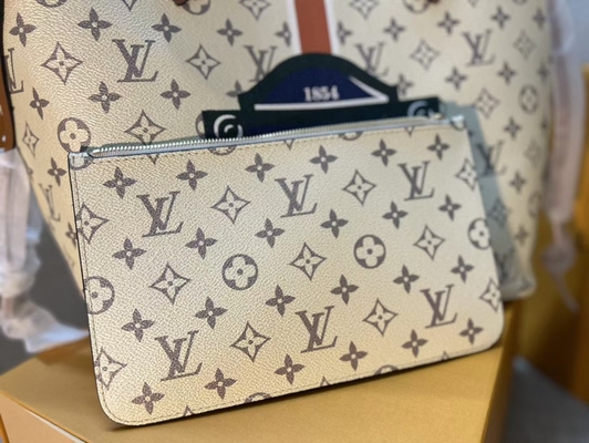 Bolsa bege do monograma de Louis Vuitton Preloved Branded Bag Neverfull das mulheres