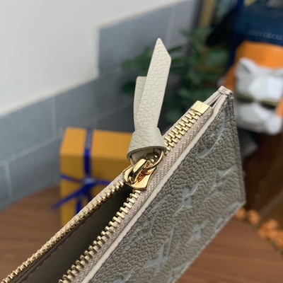 Mola branca do saco de Pochette Felicie LV no monograma Empreinte da cidade