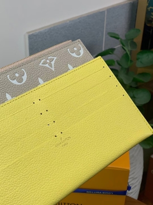 Mola branca do saco de Pochette Felicie LV no monograma Empreinte da cidade