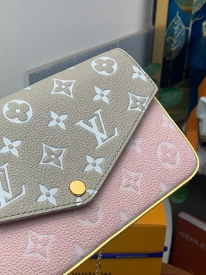 Mola branca do saco de Pochette Felicie LV no monograma Empreinte da cidade