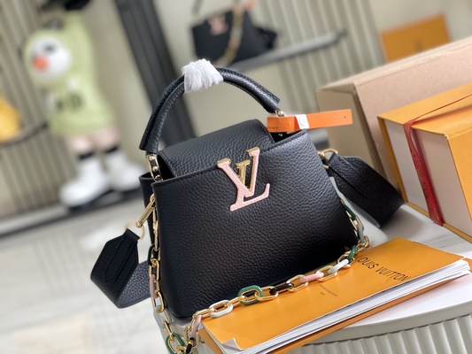 A pele de caprino que alinha Preloved marcou o saco Louis Vuitton Capucines Mini