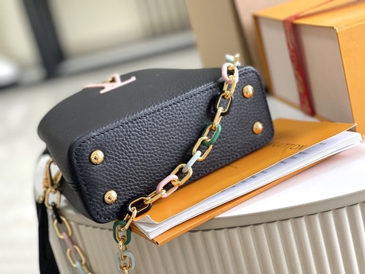 A pele de caprino que alinha Preloved marcou o saco Louis Vuitton Capucines Mini
