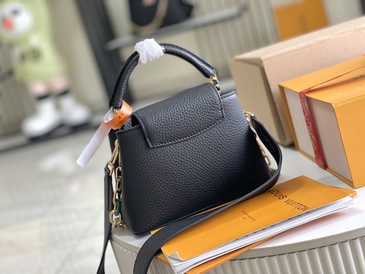 A pele de caprino que alinha Preloved marcou o saco Louis Vuitton Capucines Mini