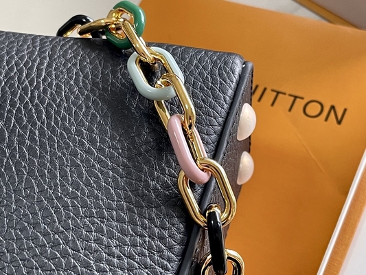 A pele de caprino que alinha Preloved marcou o saco Louis Vuitton Capucines Mini