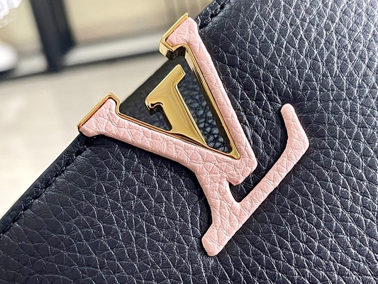 A pele de caprino que alinha Preloved marcou o saco Louis Vuitton Capucines Mini