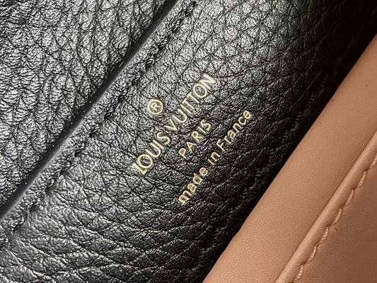 A pele de caprino que alinha Preloved marcou o saco Louis Vuitton Capucines Mini