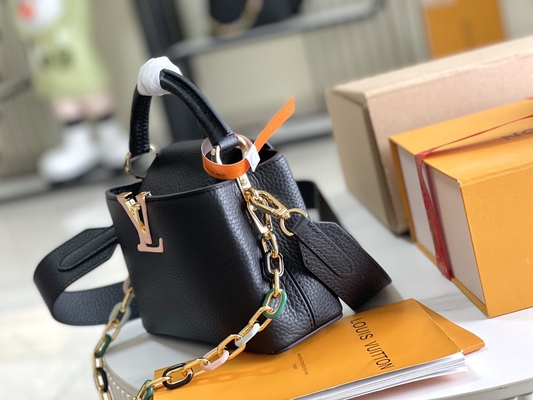 A pele de caprino que alinha Preloved marcou o saco Louis Vuitton Capucines Mini