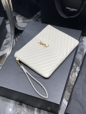 O monograma estofou YVES SAINT LAURENT de couro estofou a embreagem de couro do envelope do malote