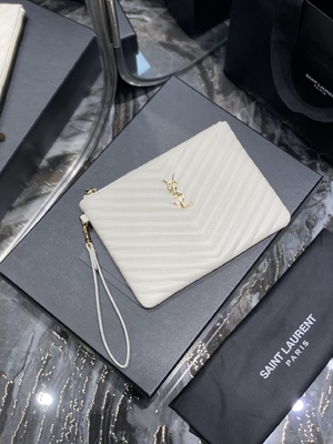 O monograma estofou YVES SAINT LAURENT de couro estofou a embreagem de couro do envelope do malote