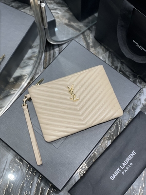 O monograma estofou YVES SAINT LAURENT de couro estofou a embreagem de couro do envelope do malote