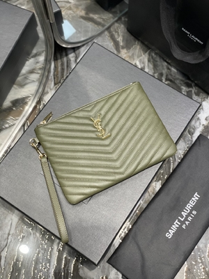O monograma estofou YVES SAINT LAURENT de couro estofou a embreagem de couro do envelope do malote