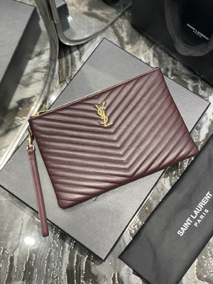 O monograma estofou YVES SAINT LAURENT de couro estofou a embreagem de couro do envelope do malote
