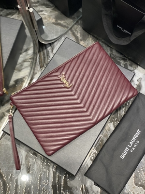O monograma estofou YVES SAINT LAURENT de couro estofou a embreagem de couro do envelope do malote