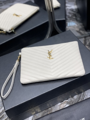 O monograma estofou YVES SAINT LAURENT de couro estofou a embreagem de couro do envelope do malote