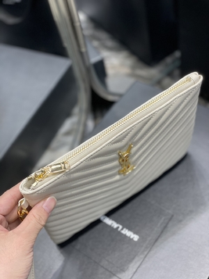 O monograma estofou YVES SAINT LAURENT de couro estofou a embreagem de couro do envelope do malote