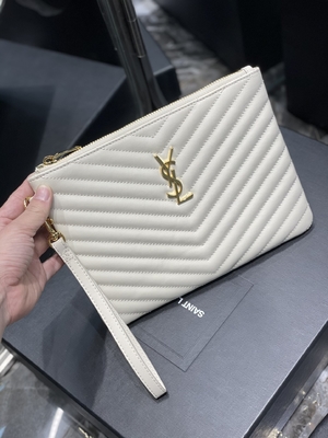 O monograma estofou YVES SAINT LAURENT de couro estofou a embreagem de couro do envelope do malote