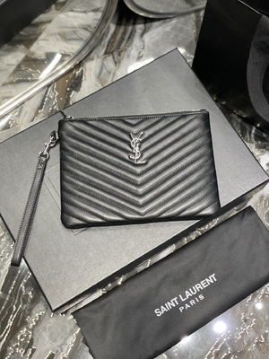 O monograma estofou YVES SAINT LAURENT de couro estofou a embreagem de couro do envelope do malote