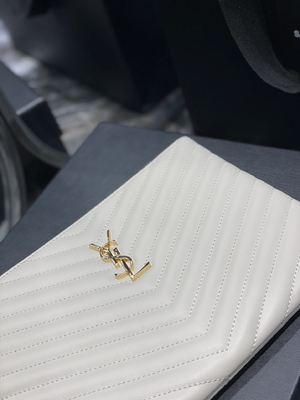 O monograma estofou YVES SAINT LAURENT de couro estofou a embreagem de couro do envelope do malote