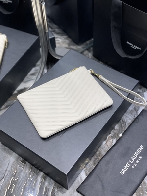 O monograma estofou YVES SAINT LAURENT de couro estofou a embreagem de couro do envelope do malote