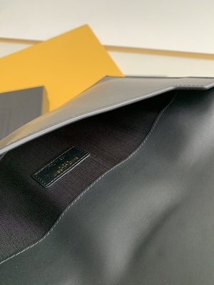Saint gravado Laurent Preloved Branded Bag Uptown Embreagem de couro Grão De Poudre