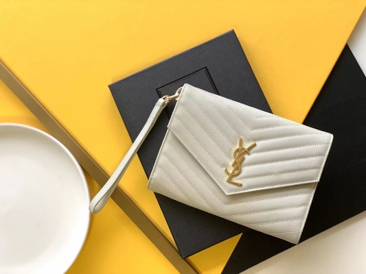 O monograma de YVES SAINT LAURENT do caviar estofou o saco de embreagem de couro do envelope