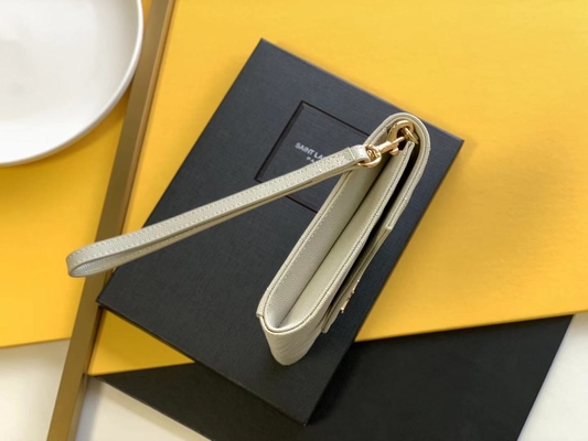 O monograma de YVES SAINT LAURENT do caviar estofou o saco de embreagem de couro do envelope