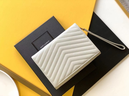 O monograma de YVES SAINT LAURENT do caviar estofou o saco de embreagem de couro do envelope