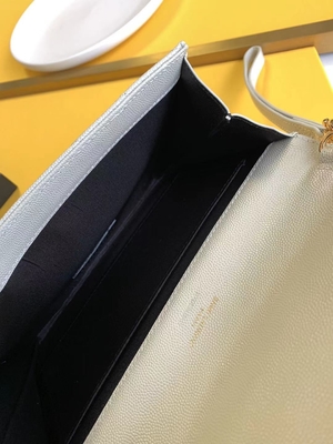 O monograma de YVES SAINT LAURENT do caviar estofou o saco de embreagem de couro do envelope