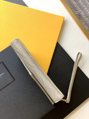 O monograma de YVES SAINT LAURENT do caviar estofou o saco de embreagem de couro do envelope
