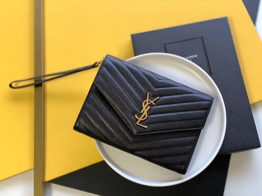 O monograma de YVES SAINT LAURENT do caviar estofou o saco de embreagem de couro do envelope