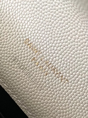 O monograma de YVES SAINT LAURENT do caviar estofou o saco de embreagem de couro do envelope