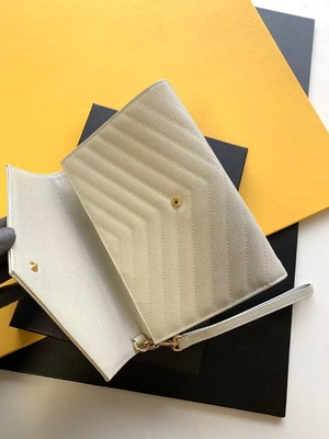 O monograma de YVES SAINT LAURENT do caviar estofou o saco de embreagem de couro do envelope
