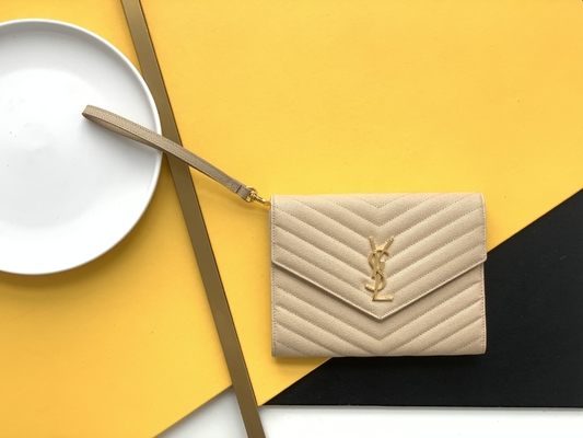 O monograma de YVES SAINT LAURENT do caviar estofou o saco de embreagem de couro do envelope