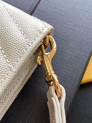 O monograma de YVES SAINT LAURENT do caviar estofou o saco de embreagem de couro do envelope