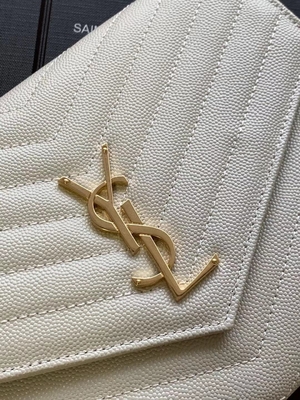 O monograma de YVES SAINT LAURENT do caviar estofou o saco de embreagem de couro do envelope