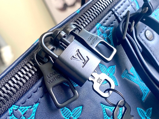 Os grandes homens marcados ensacam sacos azuis de Keepall BANDOULIÈRE 50 Boston